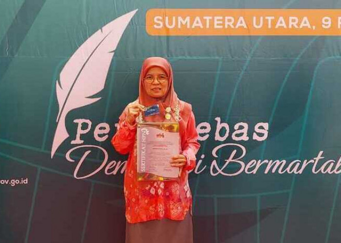 Dwitri Kartini Pemred Perempuan Pertama Sumsel Raih Press Card Number One
