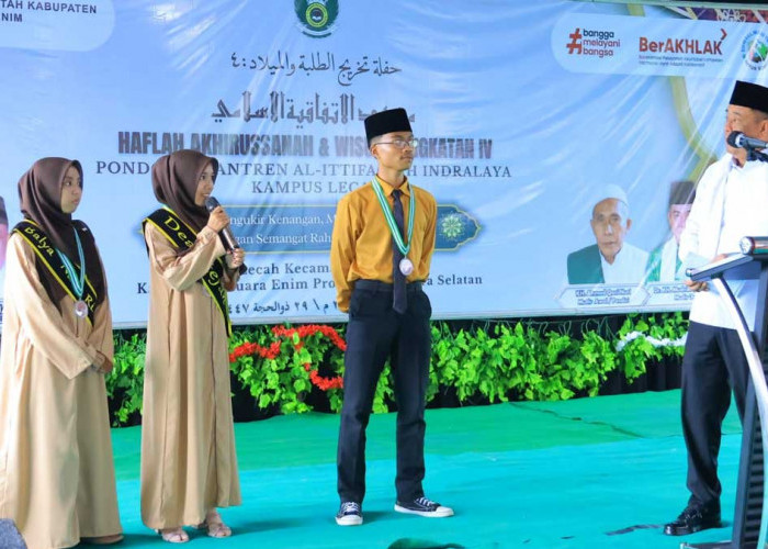 Pecah Riuh di Muara Enim, Wagub Cik Ujang Spontan Kucurkan Uang Ongkos Terbang ke Mesir untuk Santri Ini