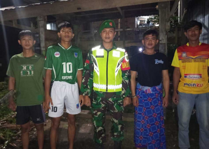 3 Babinsa Koramil 405-09 Kota Agung Bersama Bhabinkamtibmas dan Warga Gencarkan Ronda Malam di Mulak Ulu