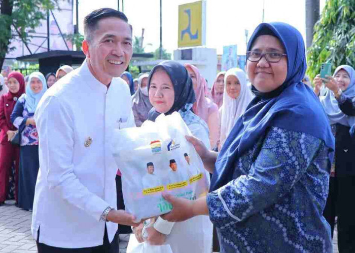 Ratu Dewa Bagikan Bingkisan Sembako dan THR untuk Tenaga PHL, Garda Terdepan di Palembang