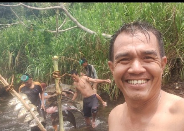 Gunakan Alat Tradisional Ini, Kades Sirah Pulau dan Warga Tangkap Ikan di Sungai Lingsing
