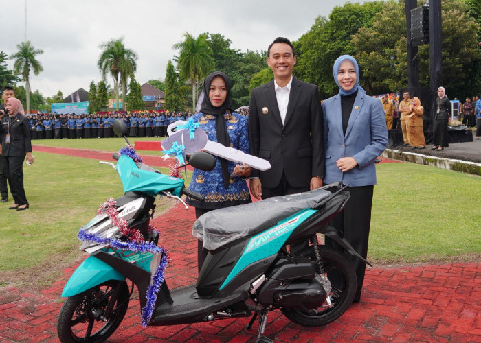 8 Tahun Jadi Honorer, Usai Pelantikan Nurmala Dapat Hadiah Sepeda Motor