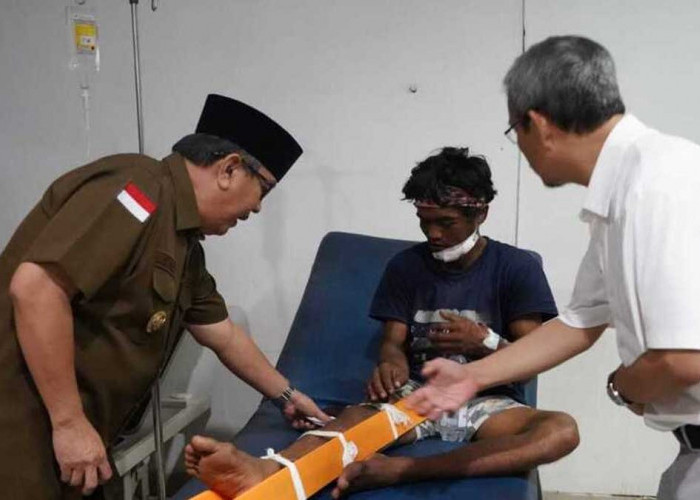 Pj Bupati Ahmad Rizali Jenguk Korban Kecelakaan Crane Girder Flyover Bantaian Muara Enim, Berikan Santunan