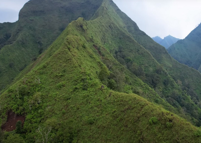 Pendakian Ekstrem Gunung Piramid, Lewati Jalur Mirip Punggung Naga, Kanan Kiri Jurang yang Dalam
