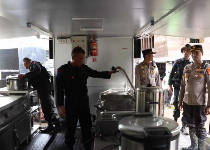 Polisi Sajikan Makanan di Lokasi Bencana Banjir di Lahat