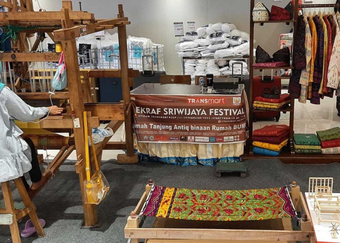 Mengenal Tenun Tuan: Kain Handmade Palembang yang Dibina PTBA Hingga Go International