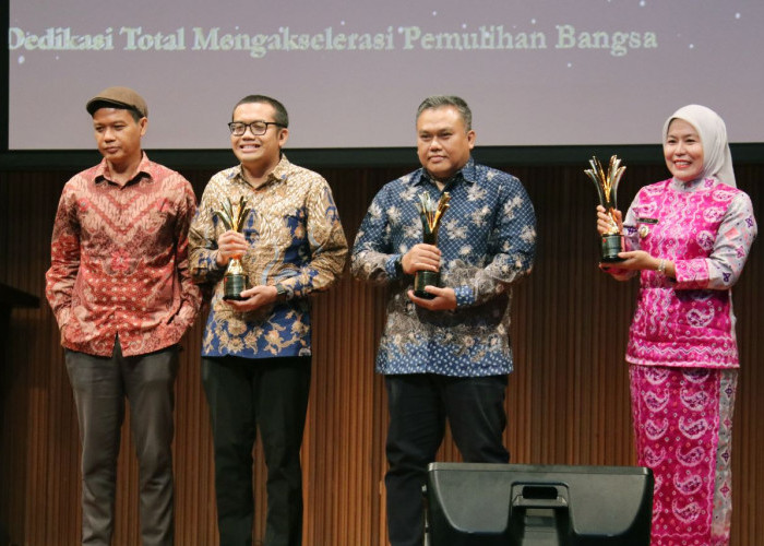 Dikenal Dekat Dengan Masyarakat, Wawako Palembang Terima Penghargaan Moeslim Choice Award 2022