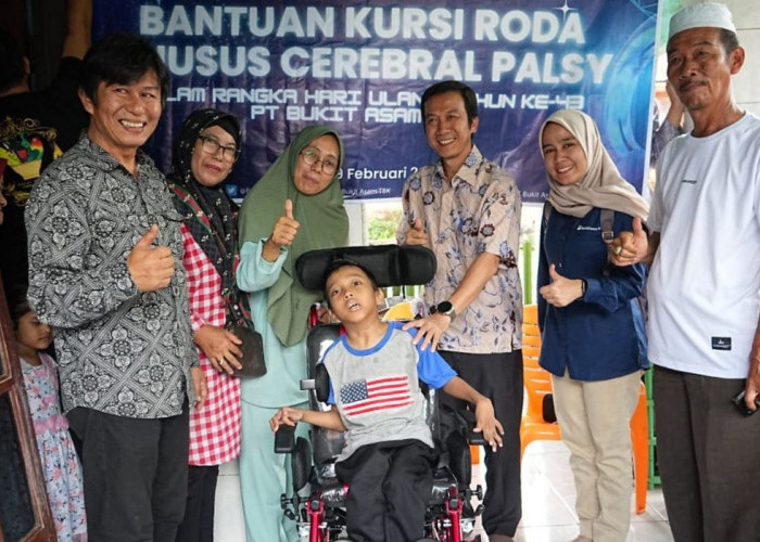HUT ke-43 Bukit Asam Kunjungi Anak-Anak Cerebral Palsy, Berikan Kursi Roda Adaptif
