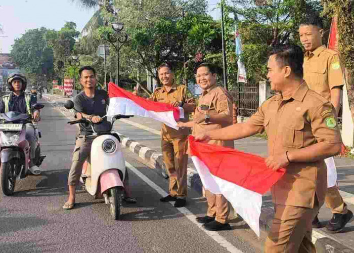 81 Bendera Merah Putih Dibagikan Gratis di Muba, Perusahaan Diminta Lakukan Ini