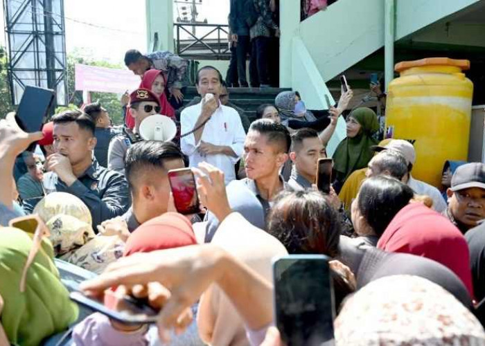 Tiba-Tiba Bicara Pake Megafon di Pasar Soponyono, Presiden Jokowi Pamitan ke Masyarakat 