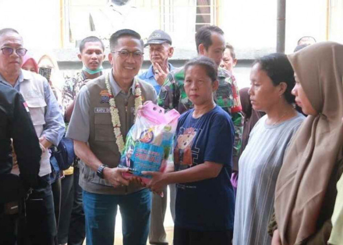 Pj Walikota Palembang Ratu Dewa Penyerahan Bantuan untuk wali murid kurang mampu di SMPN 36 Palembang
