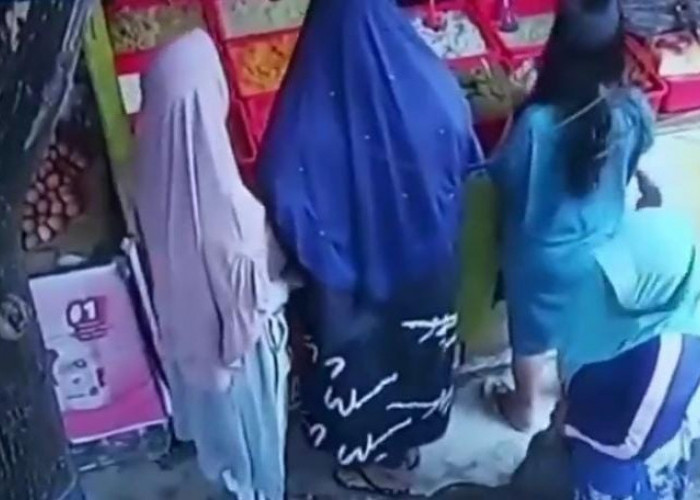  Terekam CCTV, Sindikat Copet Emak-emak Beraksi di Pasar 10 Ulu