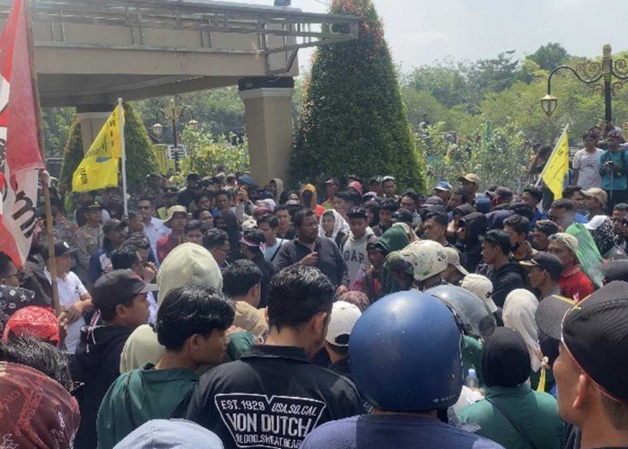 Kericuhan Pecah di OKU Timur! Ribuan Massa Kepung Kantor Bupati Hingga Bakar Ban Tuntut Kepastian Tapal Batas