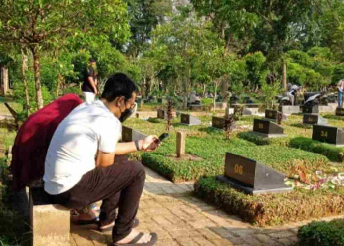 Lebaran 2024 Hari Pertama, Umat Muslim Padati Pemakaman Umum di Palembang