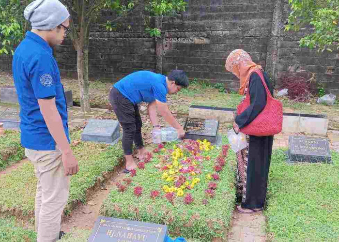 Jelang Lebaran 2024, Warga Palembang Ziarahi Makam Keluarganya