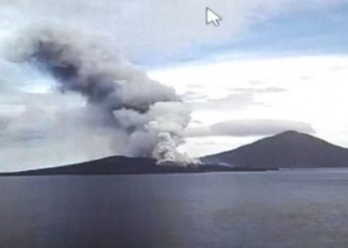 Gunung Anak Krakatau Semburkan Abu Setinggi 100 Meter