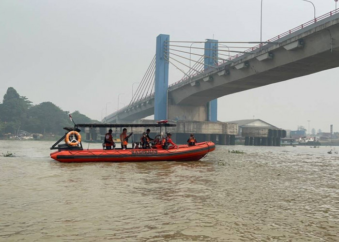 Hendak Melihat Anak Menyelam, Lansia Diduga Tenggelam di Sungai Musi