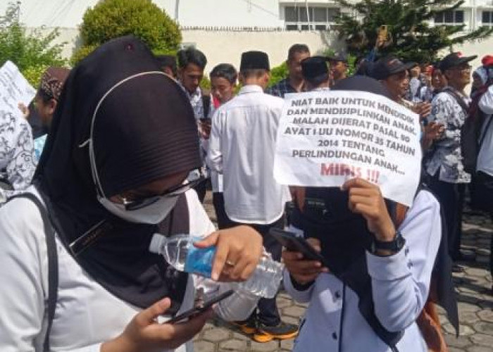 Ribuan Guru di Musirawas 'Kepung' Kantor PN Lubuklinggau! Bertepatan Hardiknas, Ini Penyebabnya 