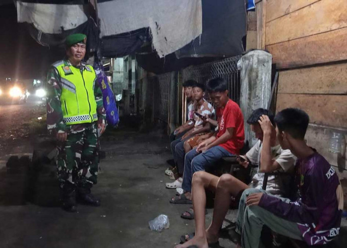 Gandeng Warga Sambangi Pos Satkamling, Babinsa Koramil Tebing Tinggi Patroli Keliling Kampung Cegah Kejahatan