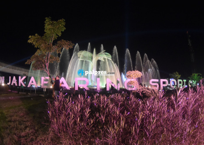 Pengunjung melakukan Swafoto dengan latar belakang Air Mancur Tugu Parameswara dan tulisan Jakabaring Sport City, Sabtu, (21Januari 2023). Foto : Alhadi Farid/Palpres.Com