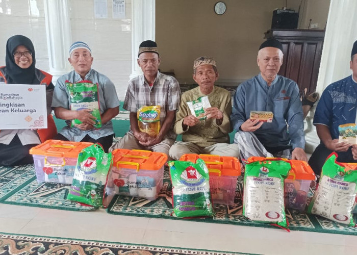 Rumah Zakat Bersama Palembang Ekspres Berikan Bantuan Paket Sembako Kepada Masyarakat