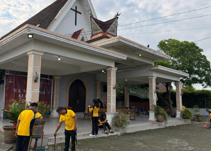 Sejuk! Personel Polda Sumsel Bersihkan Masjid dan Gereja Secara Serentak di Palembang