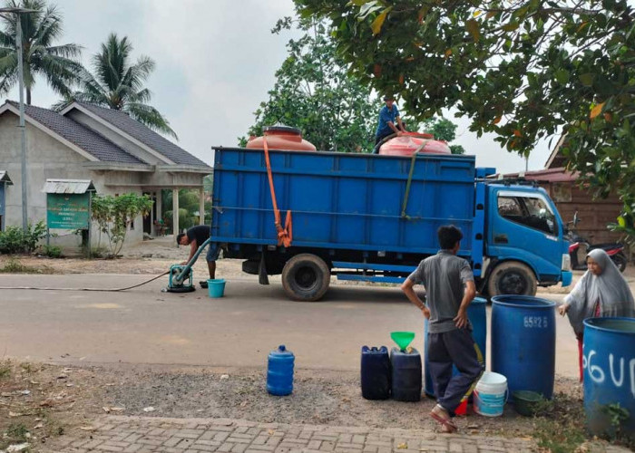 Atasi Krisis Air Bersih Akibat Kemarau, Pemdes Sinar Rambang Prabumulih Gerak Cepat Salurkan Bantuan