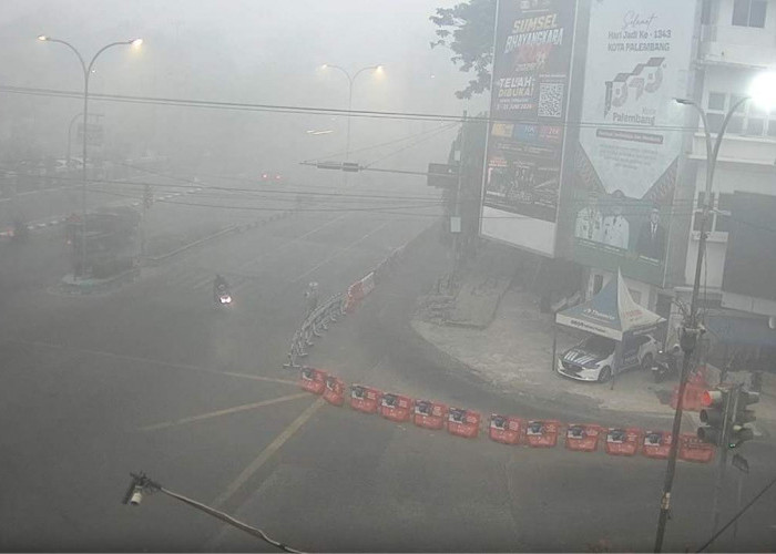 Kabut Asap Selimuti Palembang, Ampera hingga Stasiun LRT Masjid Agung Hilang dari Pandangan!