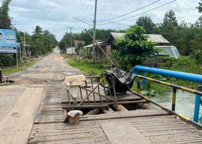 Miris! Jalan Poros PALI-Prabumulih di Dusun Jerambah Besi Terancam Putus, Pipa Banyak yang Lepas dan Hilang