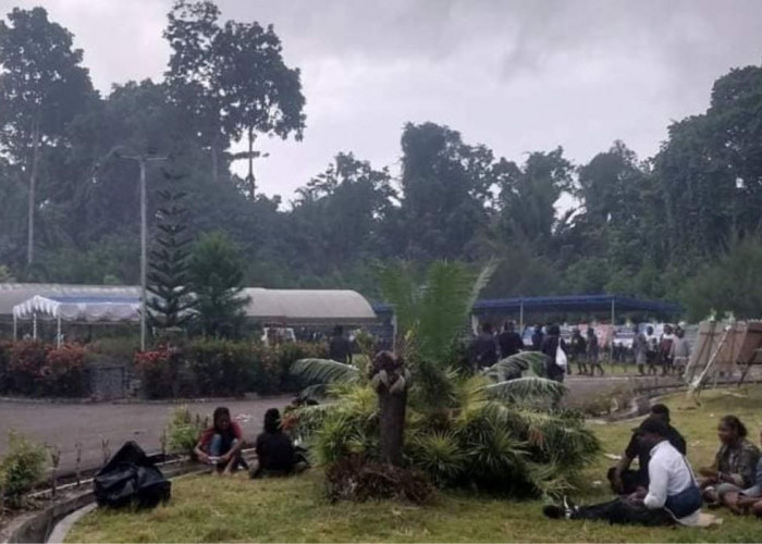 Prosesi Pemakaman Lukas Anembe Digelar Pagi Ini, Akses Internet Dibatasi Pemerintah, Situasi Papua Terkini