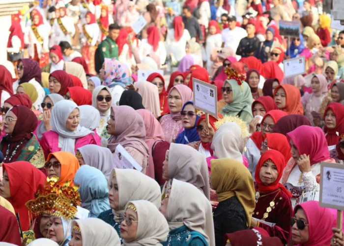 Pecahkan Rekor MURI Dunia! Ribuan Perempuan Sumsel Berparade Songket di Atas Jembatan Ampera
