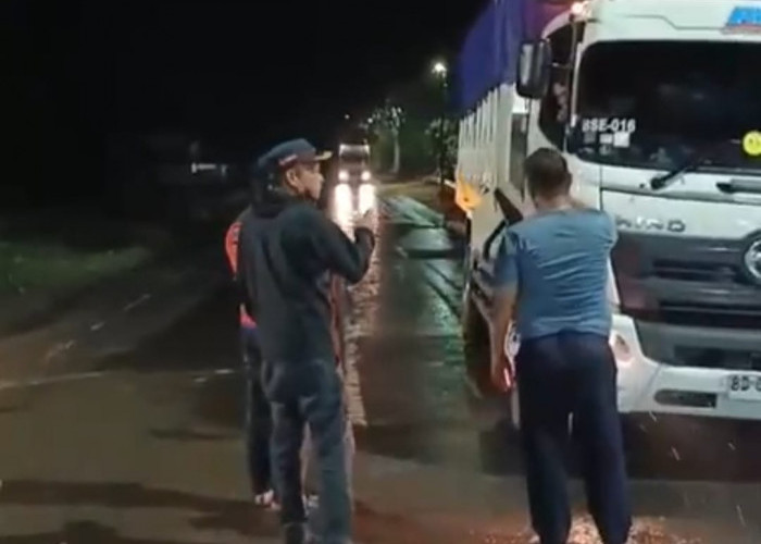 Nekat Terobos Larangan, Dua Truk Batu Bara Dipaksa Putar Balik di Lubuklinggau