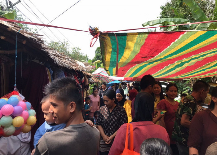 Jelang Lebaran 1444 H Pasar Kalangan di Desa Bailangu Terpantau Ramai Pembeli 