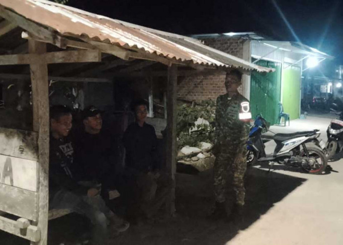 Pastikan Kampung Aman dari Gangguan Kejahatan, Babinsa Koramil Tanjung Sakti Bareng Warga Gencarkan Patroli