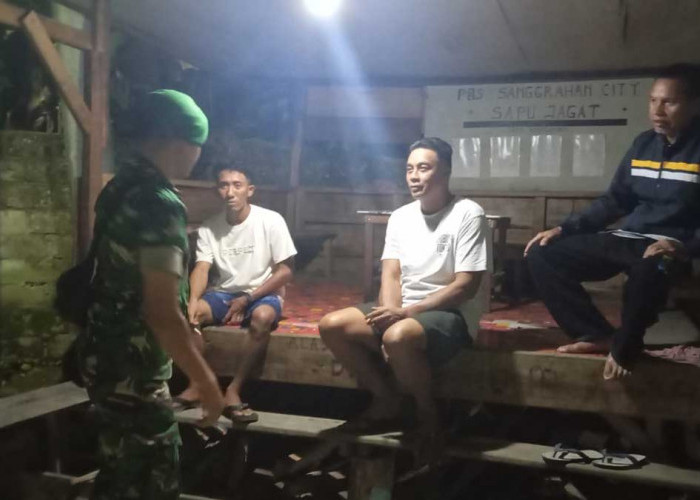 Sambangi Pos Satkamling, Babinsa Koramil Tanjung Sakti Gencarkan Patroli Keamanan Malam Hari