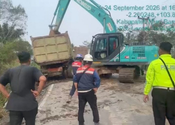 Jalan Licin Saat Hujan, Trailer Angkut 5 Mobil dan Dump Truk Kecelakaan di Jalintim Muba