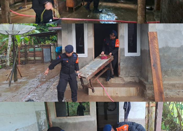 Personel Satbrimob Polda Sumsel Batalyon B Pelopor Bantu Bersihkan Material Lumpur di rumah Korban Banjir 