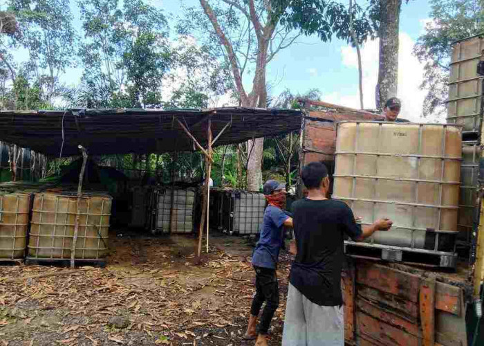 MANTAP! Gudang Penyimpanan Diduga Minyak Ilegal Dibongkar di Payakabung 