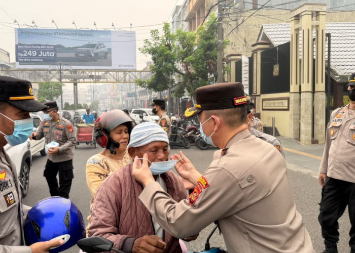 Kabut Asap Makin Pekat, Polres Lubuk Linggau Bagikan Masker Gratis