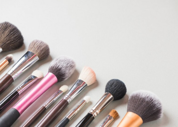 7 Cara Membersihkan Alat Make Up dengan Gampang, Cuma Pakai 2 Bahan