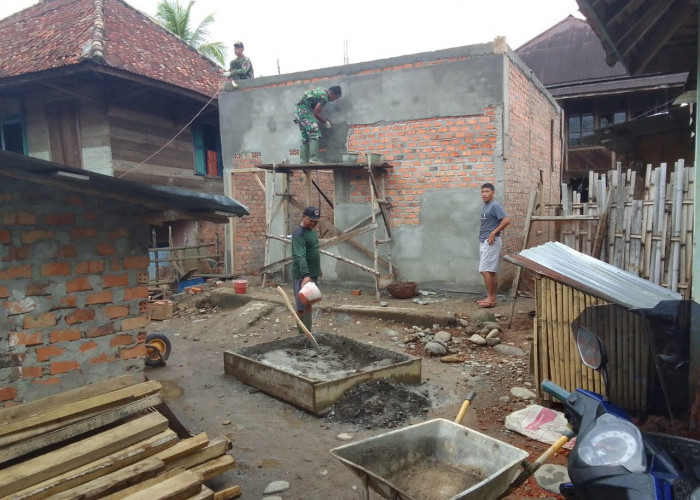 Sloof Sudah Dilepas, Lanjut Plester Dinding Rumah Nenek Ratna