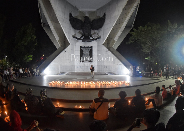 Sebanyak puluhan komunitas yang tergabung seperti PPM,  Hipakad, Pecinta Sejarah dan lainya menyalakan lilin 1000 lilin dan renungan suci di Pelataran Monumen Perjuangan Rakyat ( MONPERA ), Rabu ( 4/1 ) malam. Mengenang kisah heroic para pejuang pada pertempuran lima hari lima malam di Palembang dan lilin merupakan simbol dari pengorbanan diri sendiri untuk menerangi yang lain. Foto : Alhadi Farid / Palpres. Com