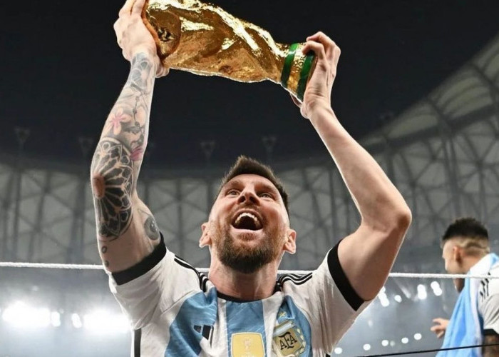 Astaga! Lionel Messi Angkat Trofi Piala Dunia Palsu Saat Perayaan di Stadion, Kok Bisa?