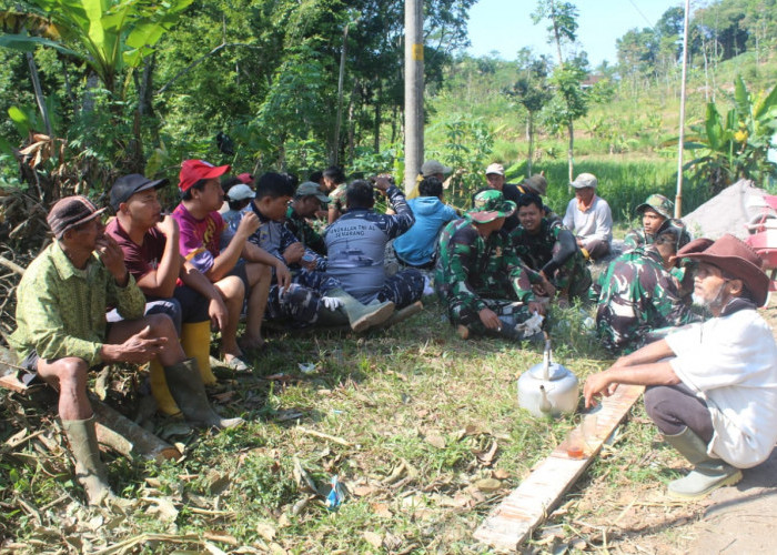 Tanpa Sekat! Hangatnya Momen Makan Siang Satgas TMMD Yon Arhanud 15/DBY dan Warga Desa Cukil