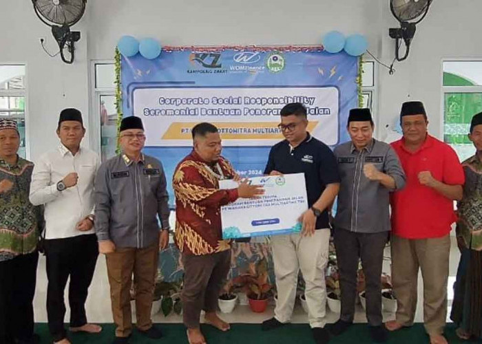 WOM Finance Salurkan CSR, Bantu Penerangan Jalan untuk Masyarakat Indralaya