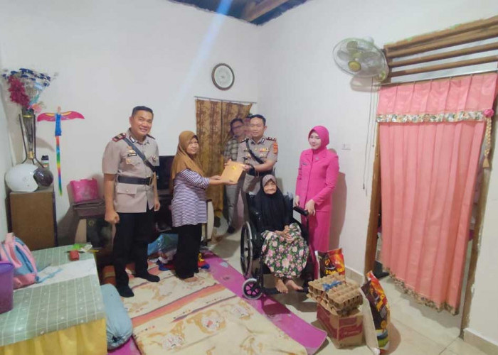 Gebrakan Nyata Hari Bhayangkara Ke-80: Kapolres Novi Edyanto Hadiahi Kursi Roda Gratis untuk Lansia