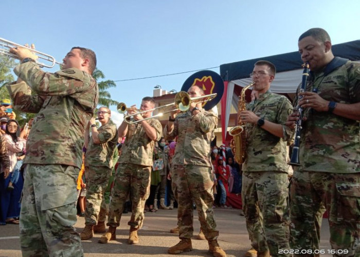 Atraksi Marching Band US Army Jadi Hiburan Masyarakat OKU Timur
