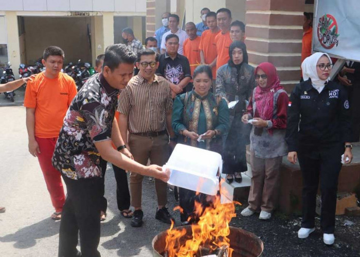 Tanpa Ampun! Polres Lahat Bakar dan Blender Barang Bukti Narkotika demi Selamatkan Generasi Muda