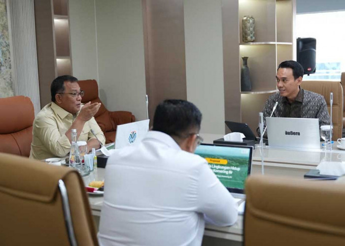 Hadap Menteri Lingkungan Hidup, Bupati OKI Muchendi Mahzareki Minta Percepatan Pembangunan Daop Karhutla