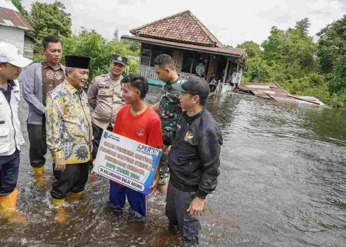 Tomi Gembira, Rumahnya yang Hanyut Diterjang Banjir Diganti oleh Pj Bupati Muba
